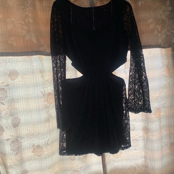 The dresses are like new, only worn once. some are size 6,8,10 and 12 - Picture 16 of 16